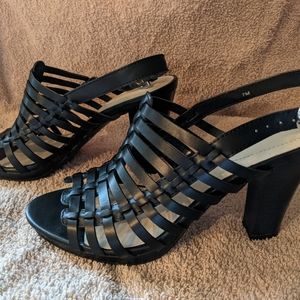 Naturalizer size 7 black leather sandals